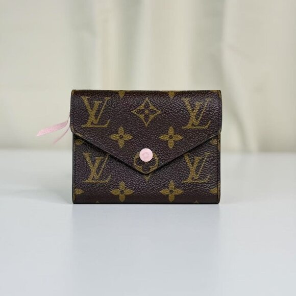 Louis Vuitton Monogram Canvas Wallet with Classic Design - Picture 1 of 8